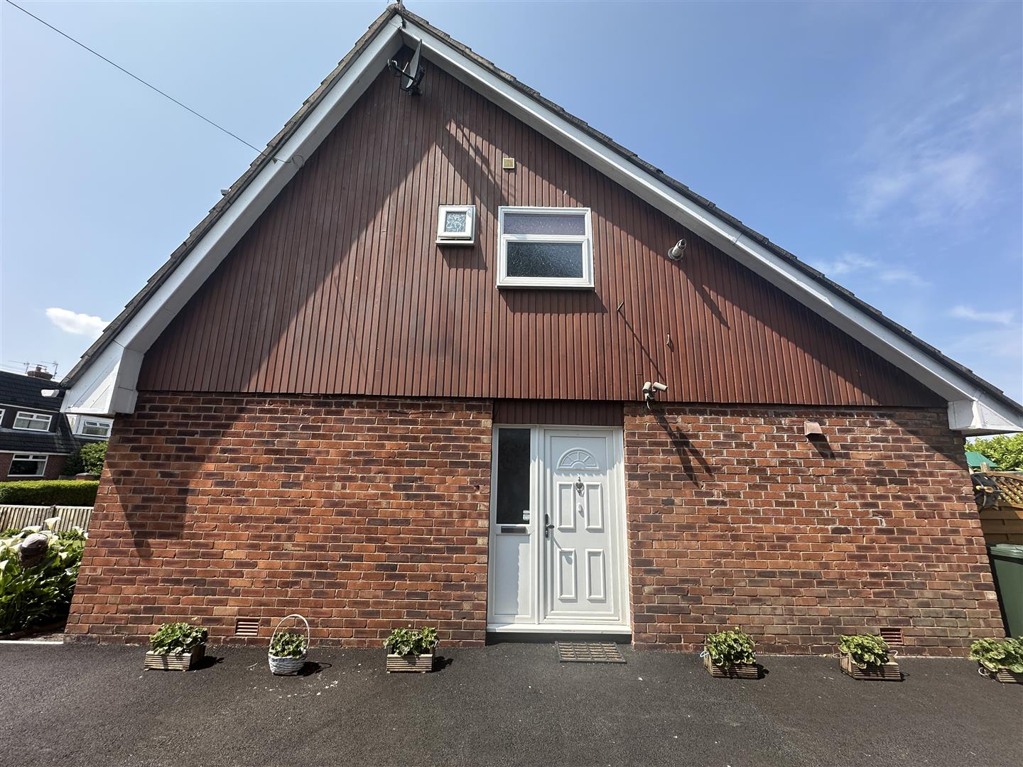 Fleetwood Drive, Banks